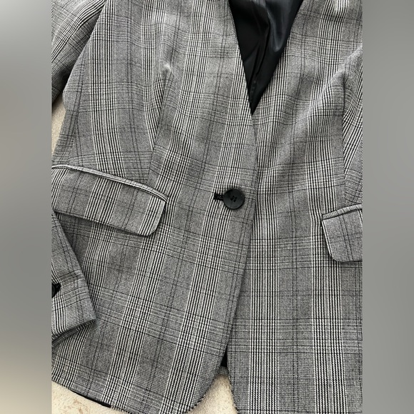 063. Bundle of Two Blazers - Picture 3 of 11